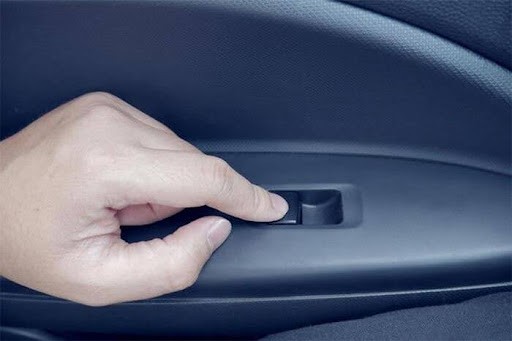 Dụng cụ cần thiết để mở khóa cửa ô tô khẩn cấp