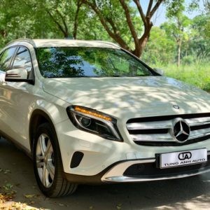 Phần đuôi xe Mercedes GLA 200 sản xuất 2014, với thiết kế năng động, là một lựa chọn của xe ô tô Mercedes cũ