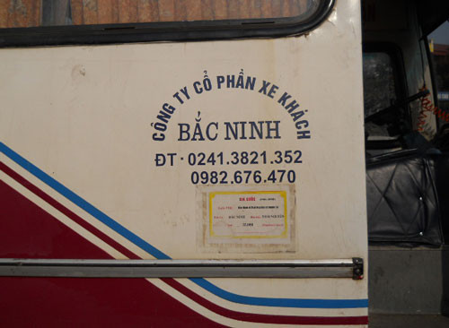 Mẫu niêm yết decal quảng cáo hoặc trang trí cá nhân hóa trên cửa xe ô tô