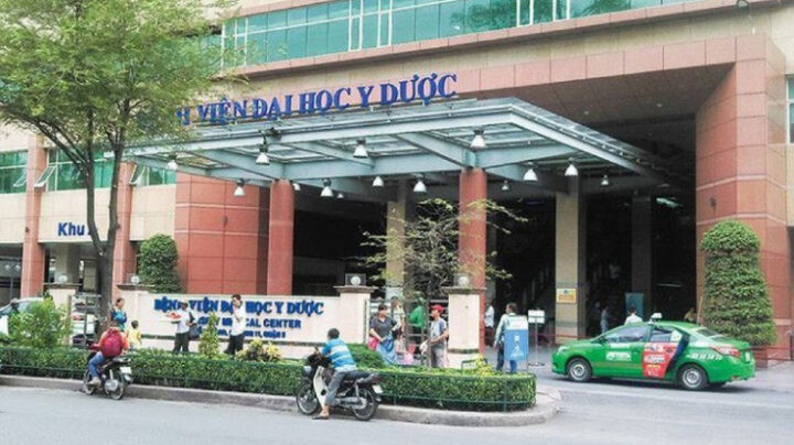 Giao thông tấp nập tại khu vực cổng trường Đại học Y Hà Nội và bệnh viện