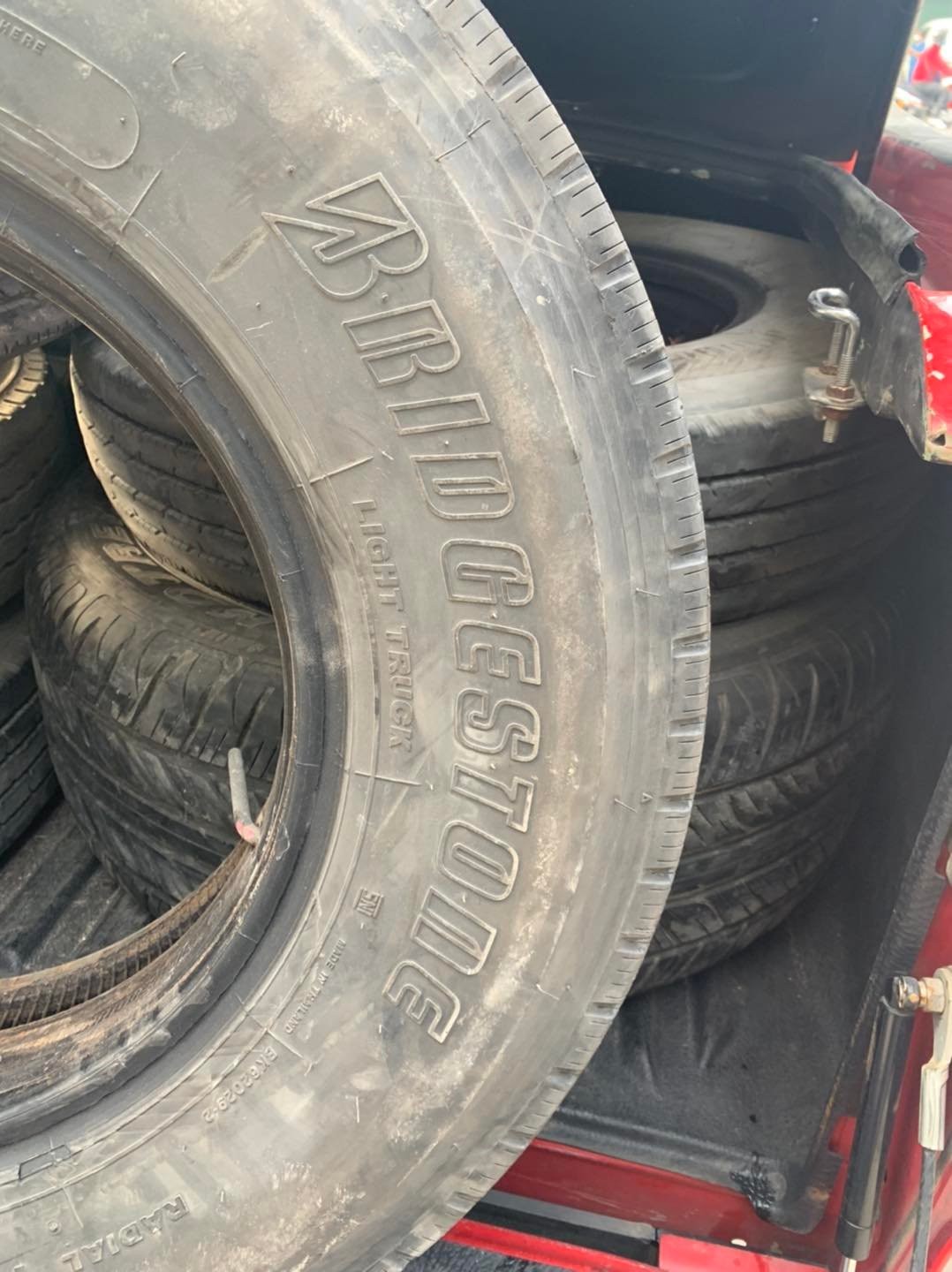 Kho lốp xe tải cũ với đủ các kích cỡ, sẵn sàng phục vụ nhu cầu thay thế tiết kiệm cho phương tiện