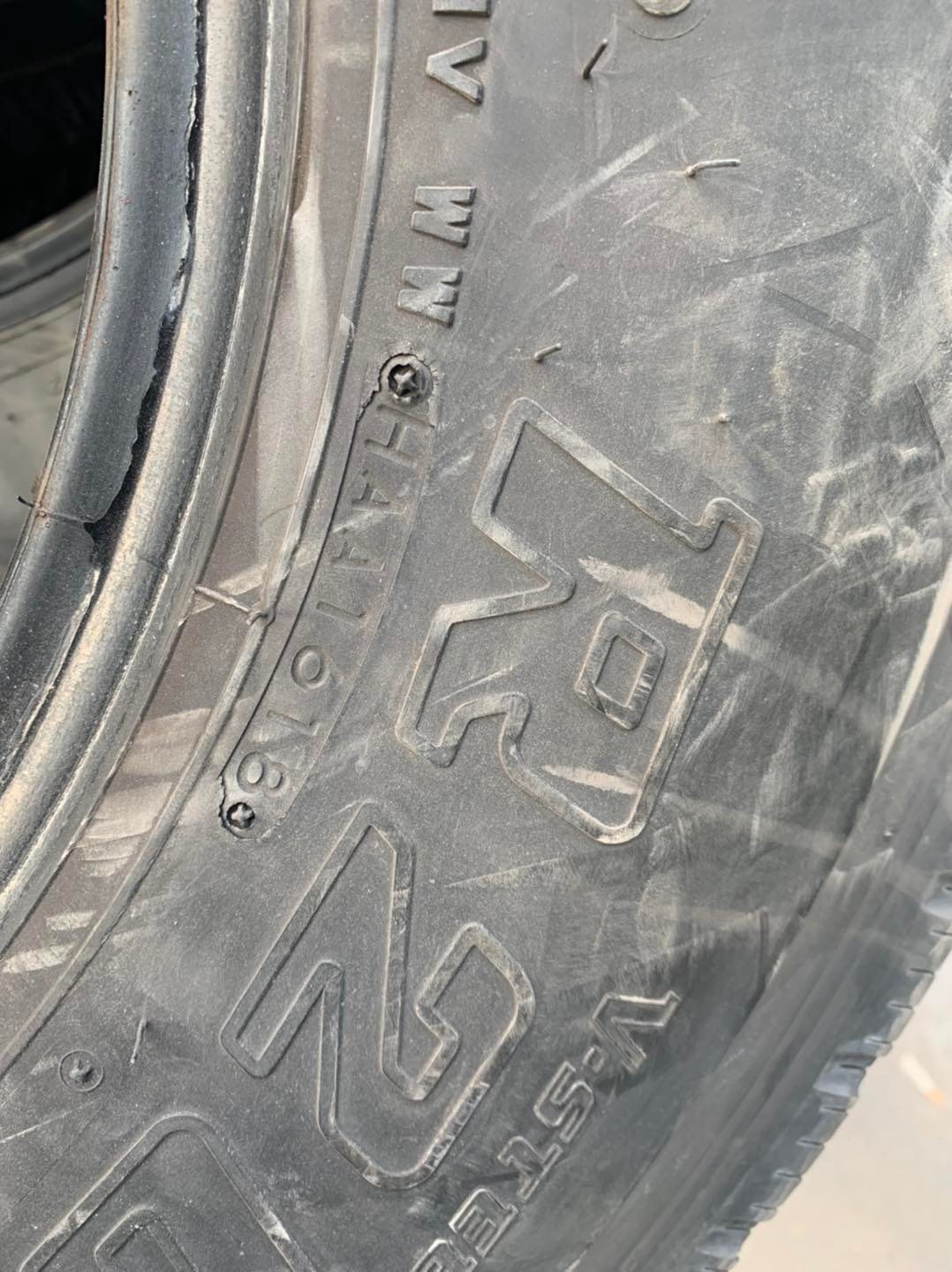 Lốp xe tải cũ Bridgestone với tình trạng tốt, đáp ứng nhu cầu sử dụng lâu dài và tiết kiệm chi phí