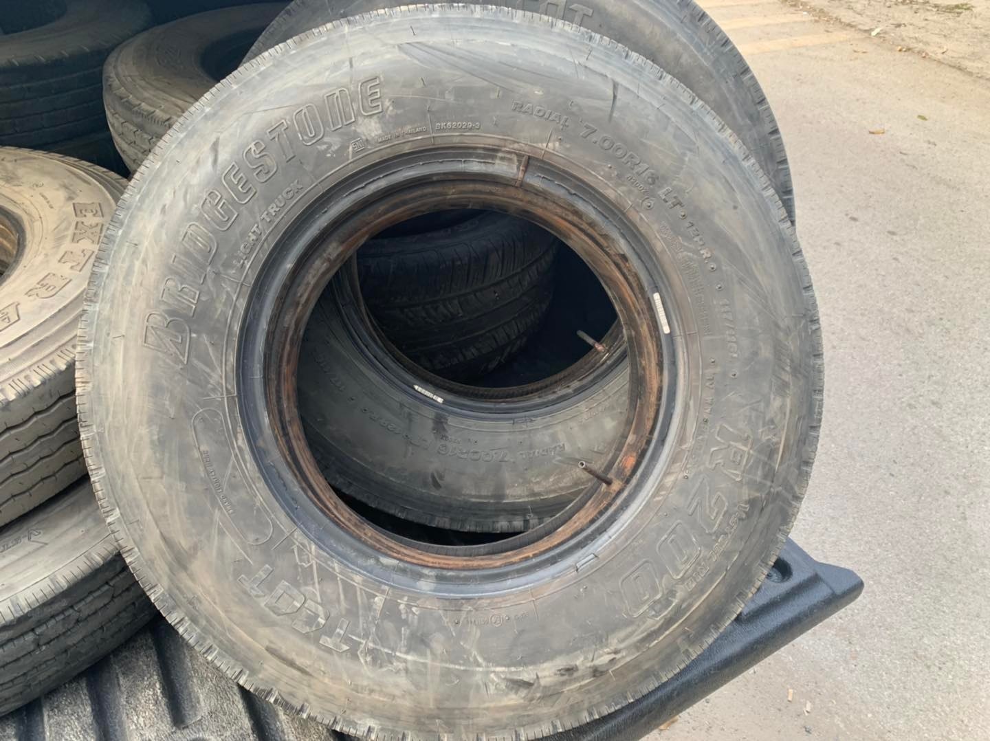 Nhiều loại lốp xe ô tô cũ giá rẻ cho xe tải, đa dạng kích thước và thương hiệu, được kiểm tra kỹ lưỡng