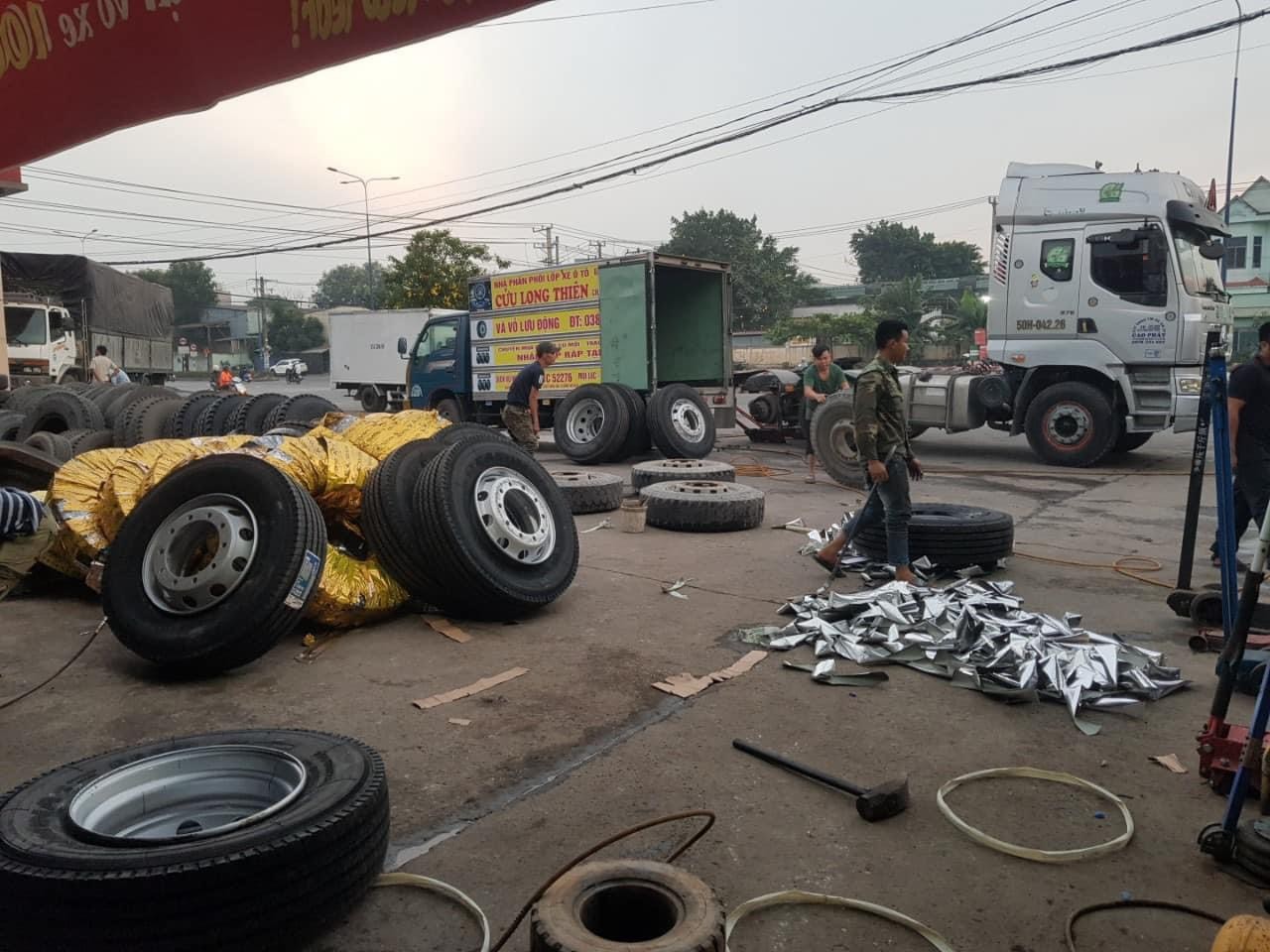 Một chiếc xe tải ben với lốp xe ô tô có kích thước lớn, phù hợp cho việc vận chuyển hàng hóa nặng và di chuyển trên địa hình công trường khắc nghiệt