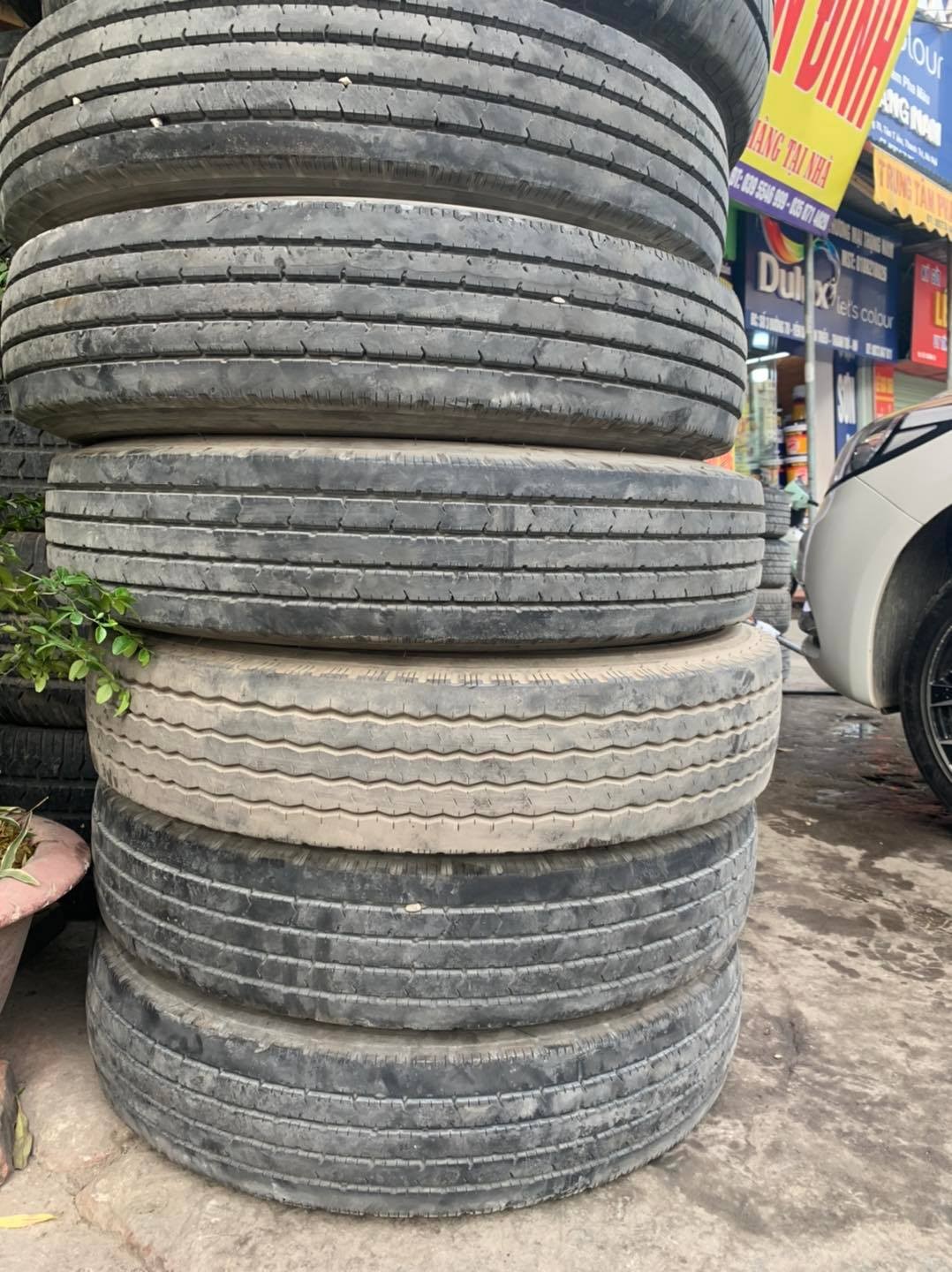 Sản phẩm lốp xe ô tô cũ giá rẻ đa dạng, được kiểm tra cẩn thận trước khi đến tay khách hàng