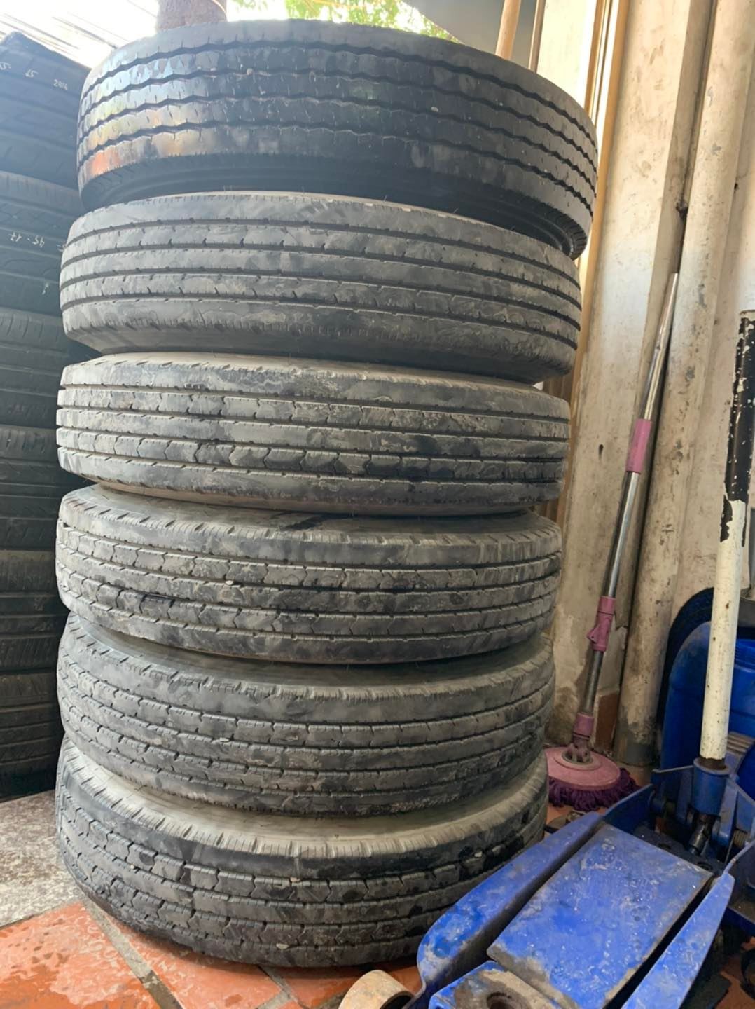 Một góc kho lốp xe tải cũ, sắp xếp gọn gàng, thuận tiện cho việc lựa chọn và kiểm tra