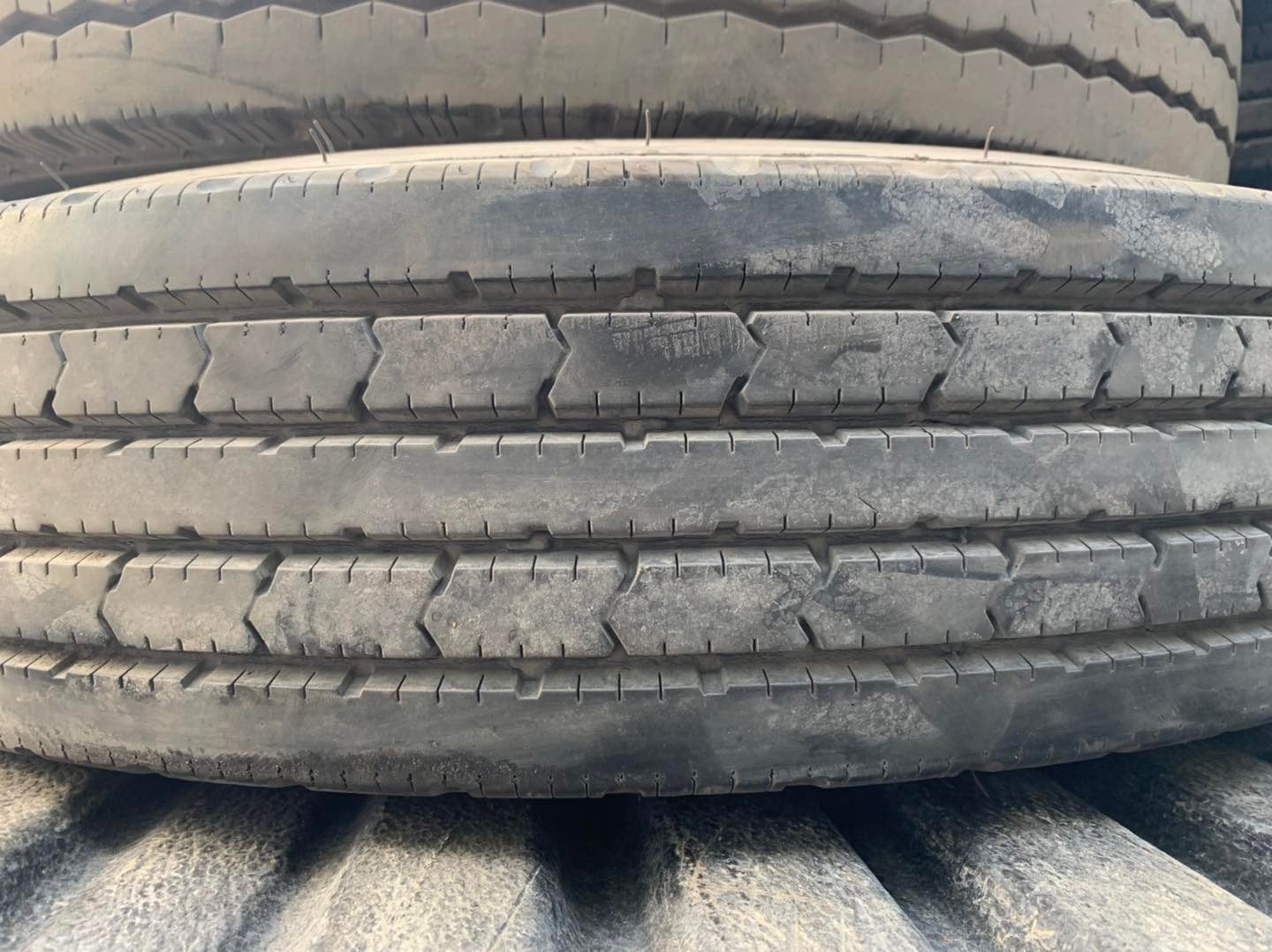 Lốp xe tải cũ Goodyear đã qua sử dụng nhưng vẫn giữ được độ bám tốt, tối ưu chi phí cho chủ xe