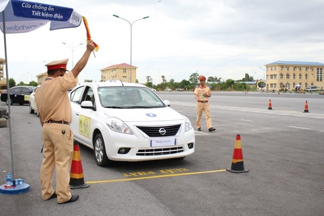 Thí sinh Công an bắt đầu phần thi thực hành lái xe ô tô an toàn