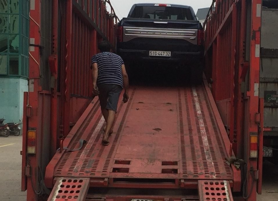Xe lồng chuyên vận chuyển ô tô đang đậu, sẵn sàng cho hành trình