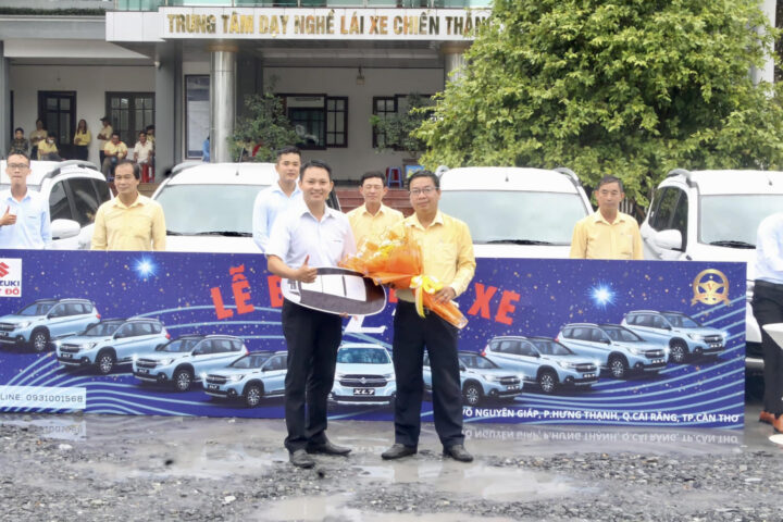 Khách hàng nam nhận xe Suzuki Ertiga màu trắng