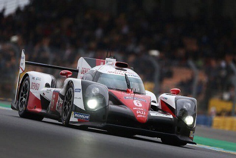 Cuộc đua 24 giờ Le Mans với ánh đèn xe rực rỡ trong đêm