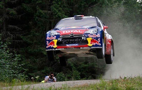 Xe đua Rally Phần Lan bay qua không trung trên chặng đường đất
