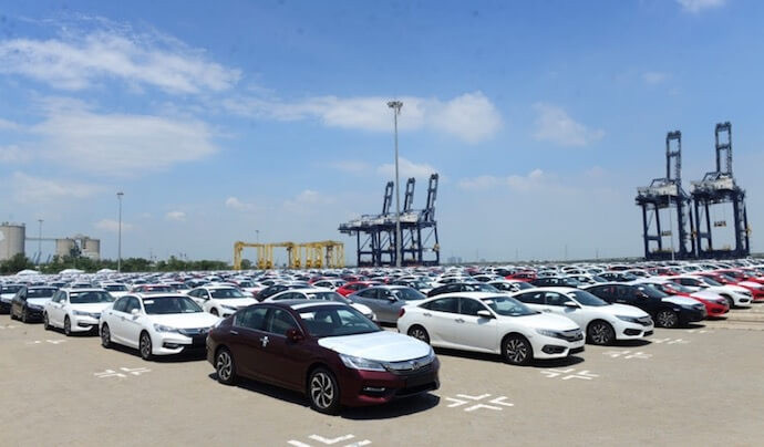 Khách hàng tìm hiểu về các mẫu xe ô tô nhập khẩu tại triển lãm, phản ánh nhu cầu về tin tức xe ô tô nhập khẩu mới nhất