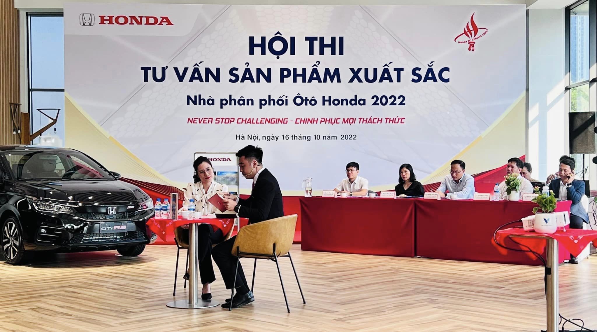 Tư vấn viên giới thiệu xe Honda HR-V cho khách hàng
