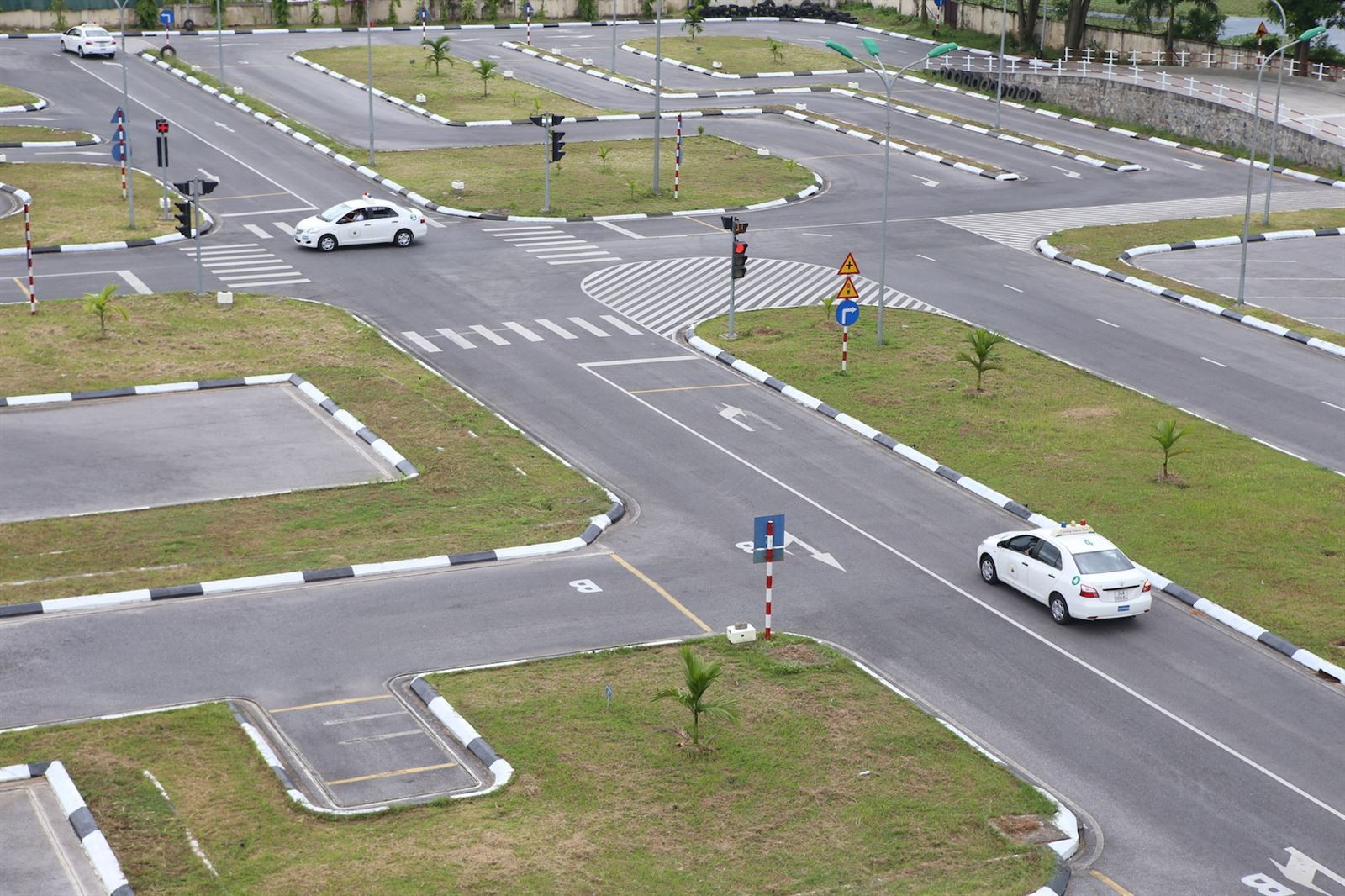 Giáo viên hướng dẫn tận tâm cho học viên đăng ký học lái xe ô tô tại Hải Dương