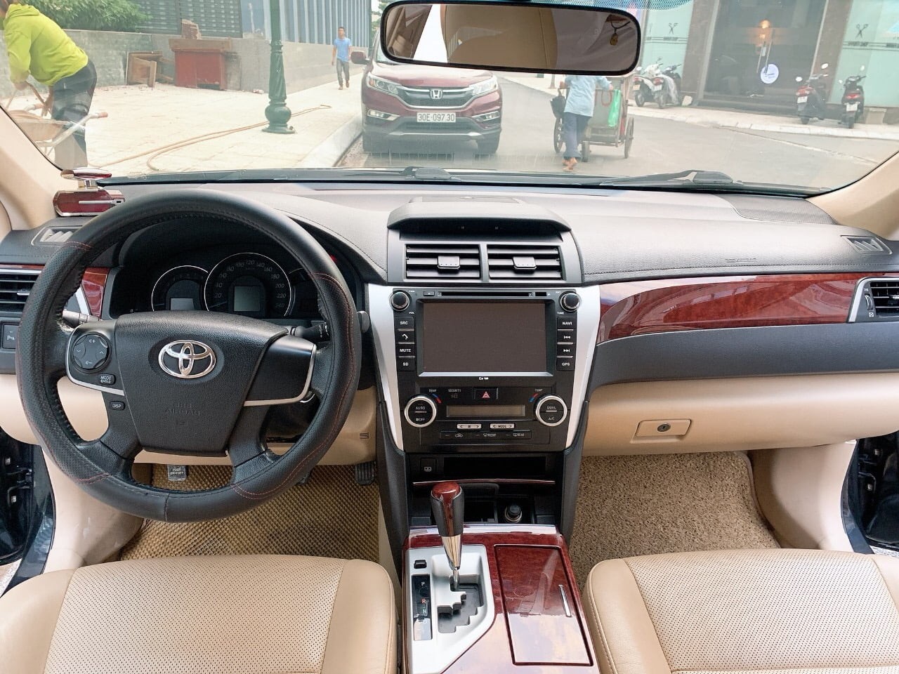 Nội thất cao cấp của xe Toyota Camry, minh chứng chất lượng dịch vụ cho thuê xe ô tô camry