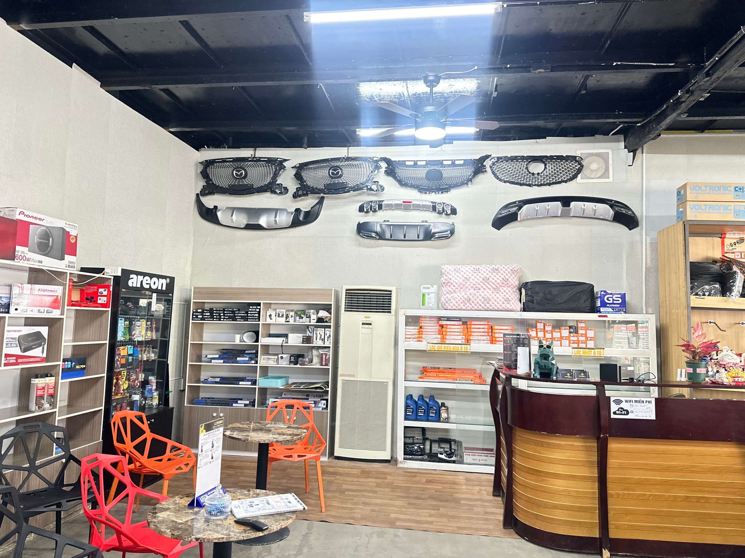 Một chiếc xe ô tô đang được bảo dưỡng hoặc nâng cấp tại xưởng dịch vụ