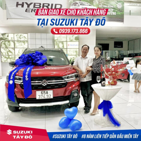 Khách hàng nữ bên chiếc Suzuki Ertiga màu đỏ