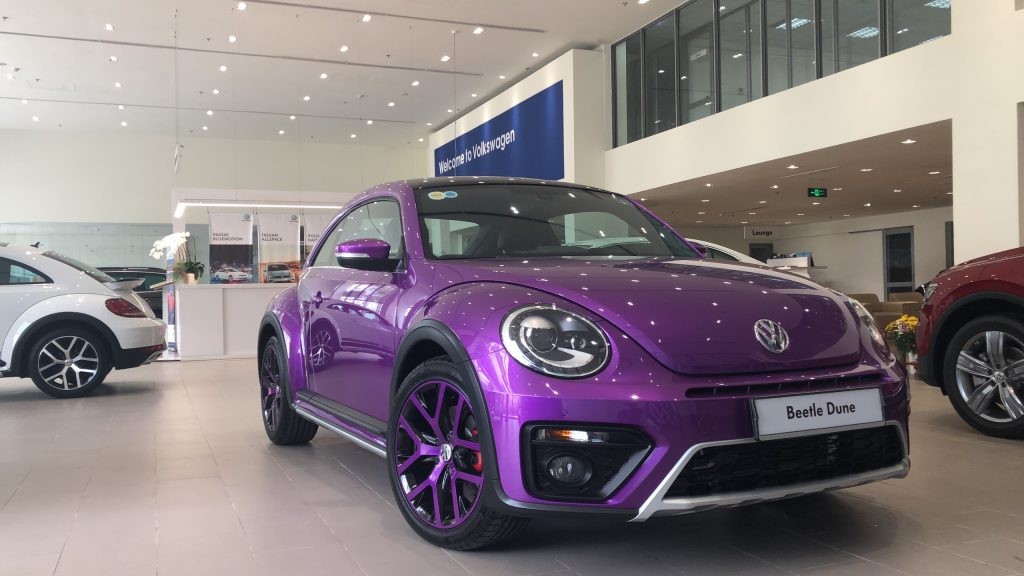 Mẫu xe hãng xe ô tô Volkswagen Beetle Dune màu vàng, thiết kế cổ điển pha hiện đại độc đáo.