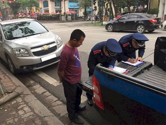 Bảng tổng hợp mức phạt cho lỗi dừng đỗ xe ô tô và xe máy sai quy định theo Nghị định 168