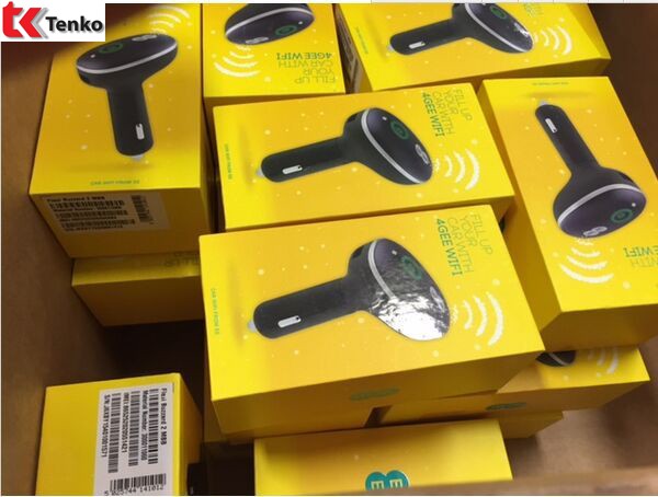 Cận cảnh cổng USB sạc và khe cắm SIM của bộ phát WiFi 4G chuyên dụng Huawei E8377, tối ưu cho xe ô tô.