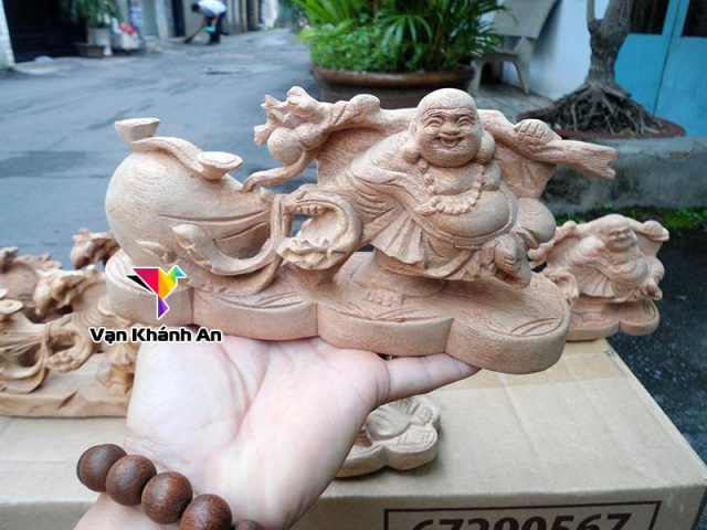 tượng di lặc để xe ô tô gỗ xá xị góc chụp cận cảnh