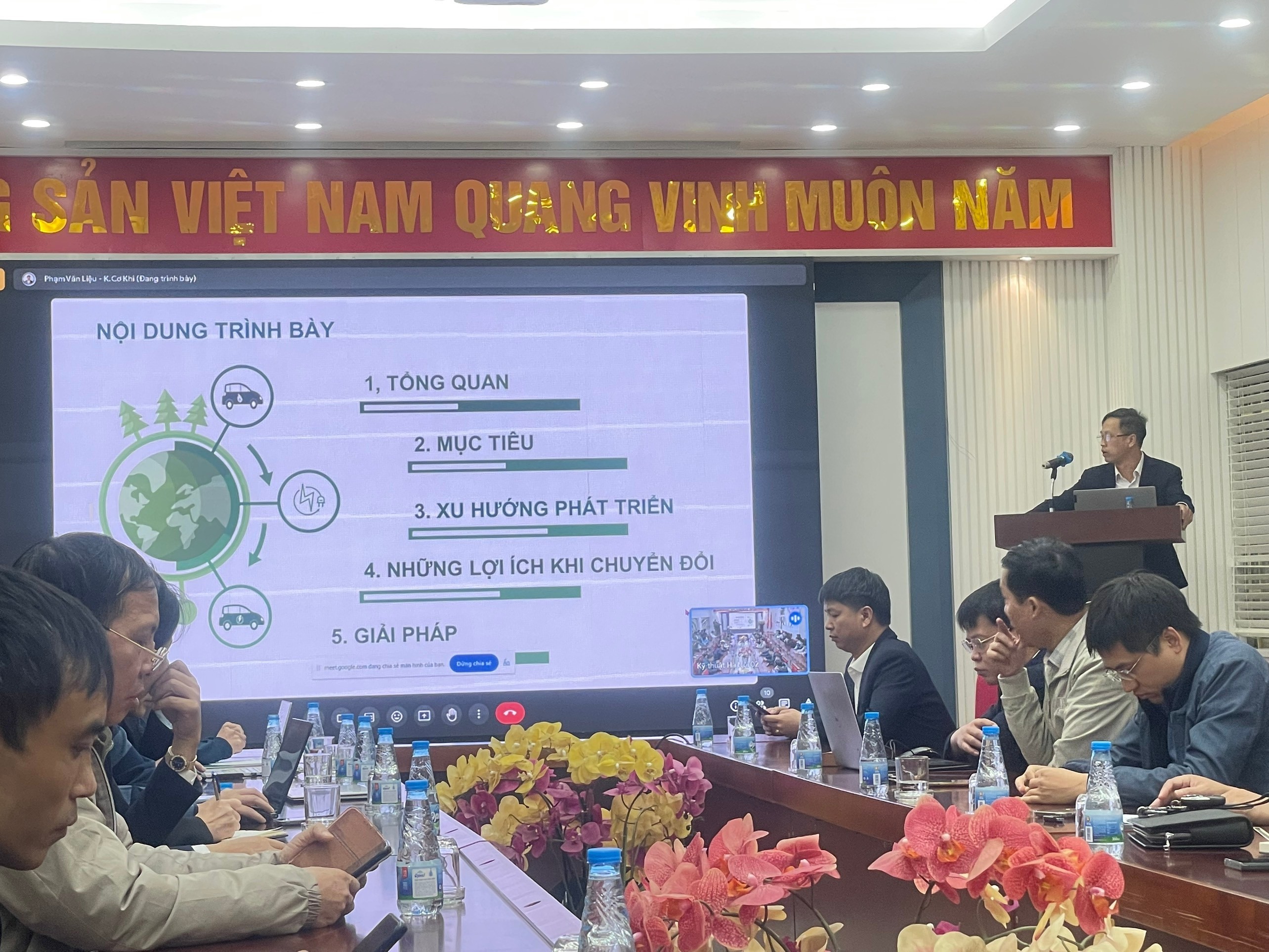 ThS. Bùi Ánh Hưng trình bày tham luận về công nghệ xe điện