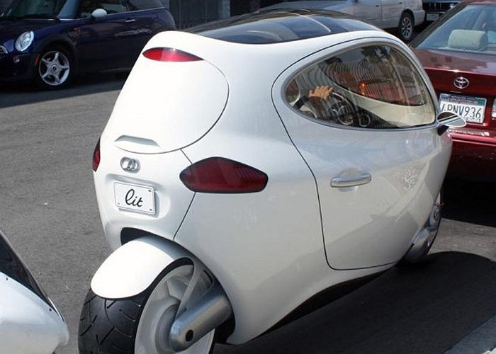 Xe ô tô hai bánh LIT Motors C1 vận hành ổn định nhờ hệ thống tự cân bằng gyro