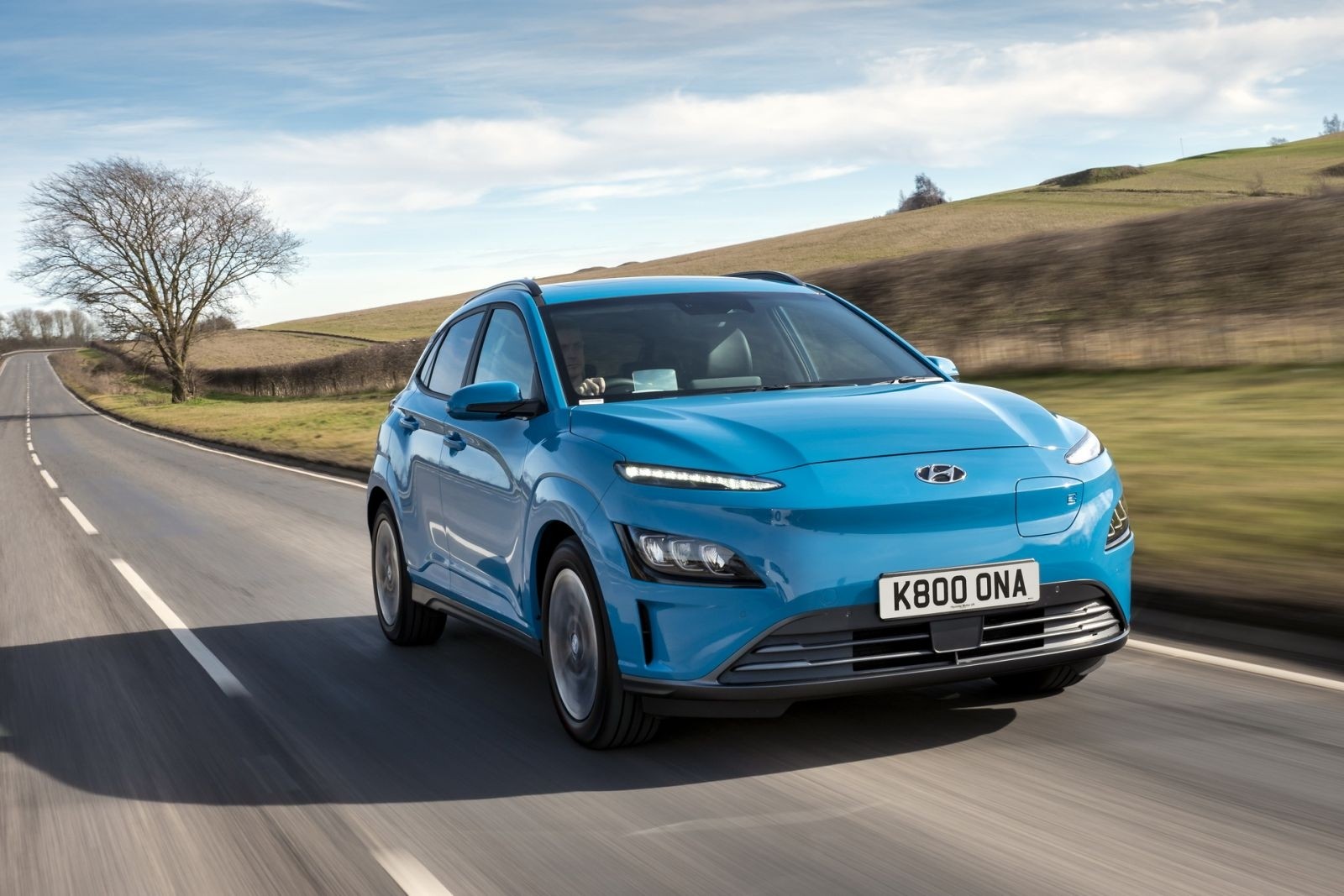 Hyundai Kona Electric 2021 màu xanh dương, được đánh giá cao về tầm hoạt động và trang bị công nghệ.