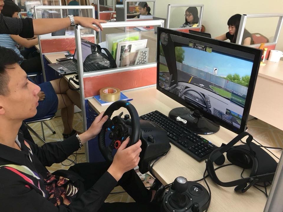 Mô hình học lái xe với đầy đủ vô lăng, côn phanh số như xe thật