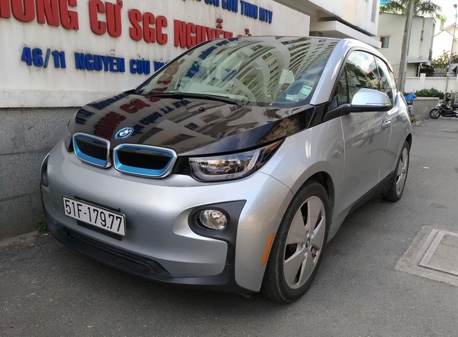 BMW i3 màu bạc, một mẫu xe điện hạng sang với thiết kế độc đáo và nội thất cao cấp.