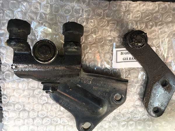 Bụi bẩn và dầu mỡ tích tụ làm mòn ổ bi cửa xe 16 chỗ sau thời gian dài sử dụng