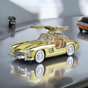 Hình mô hình xe ô tô cổ Mercedes-Benz 300 SL màu vàng cửa cánh chim độc đáo