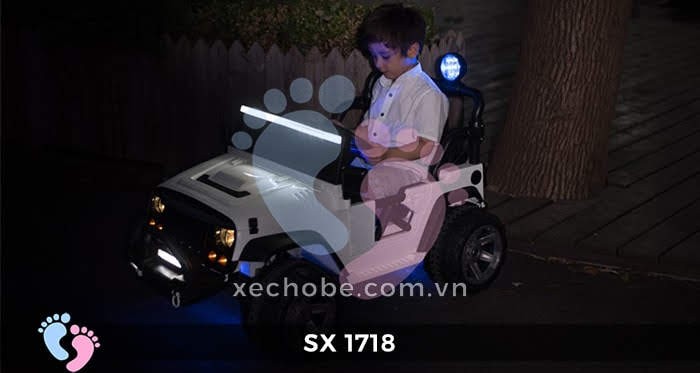 Bé gái ngồi trên ghế da sang trọng của xe ô tô điện trẻ em SX 1718