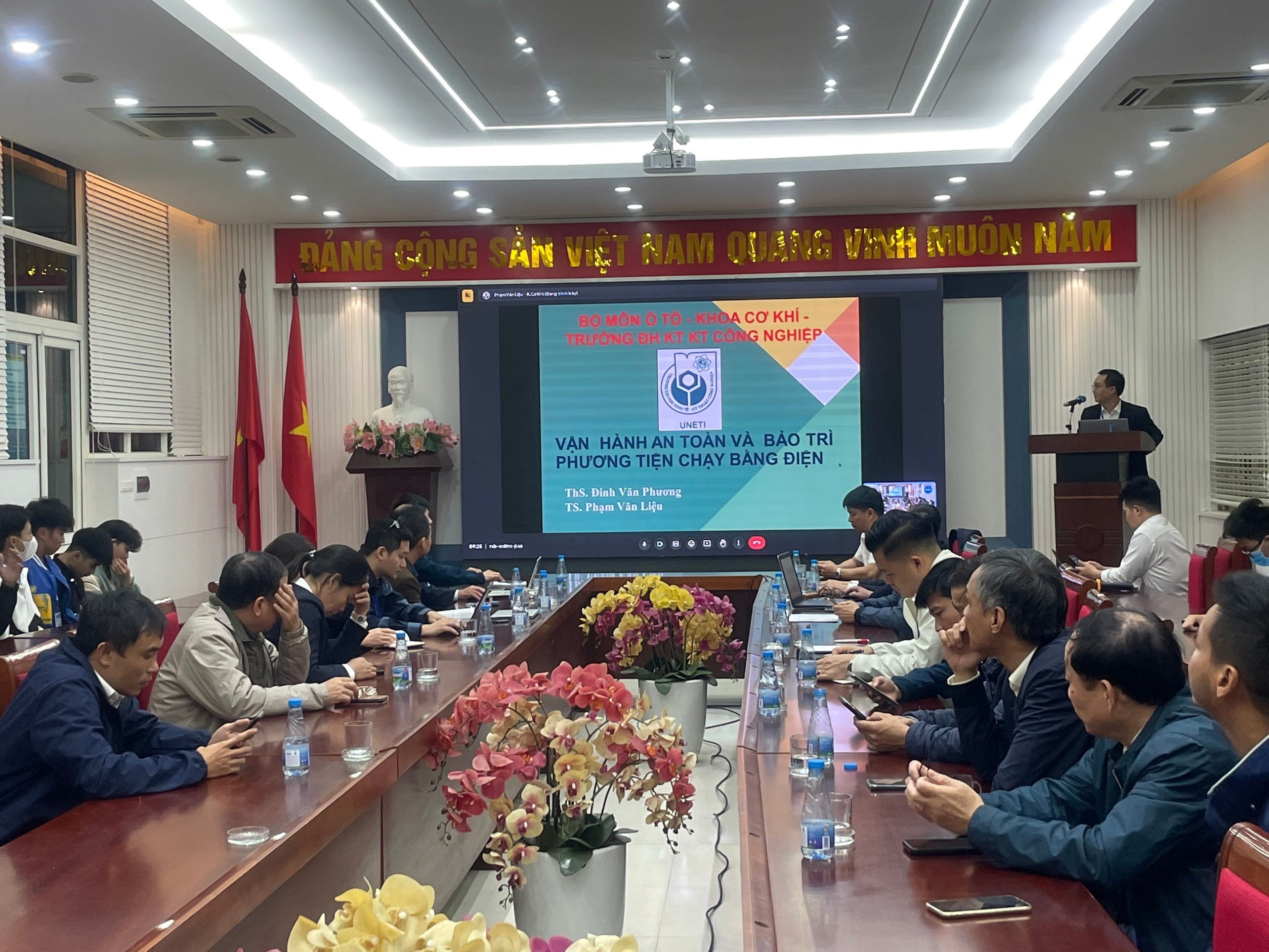 ThS. Đinh Văn Phương thuyết trình về vận hành an toàn xe điện