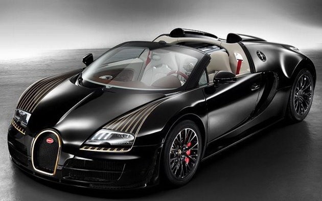 Chiếc xe siêu sang Rolls-Royce Phantom VIII màu trắng đỗ trước một tòa nhà cổ điển với cột trụ