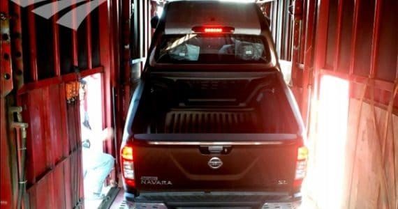 Góc nhìn cận cảnh quy trình gửi xe ô tô vào nam bằng xe tải, đảm bảo an toàn cho thân xe