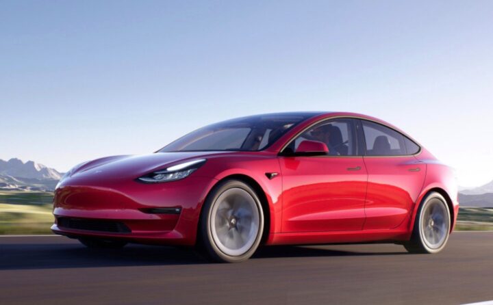 Hình ảnh chiếc Tesla Model 3 màu trắng sang trọng, một ứng cử viên hàng đầu trong bảng xếp hạng xe ô tô điện phổ thông.