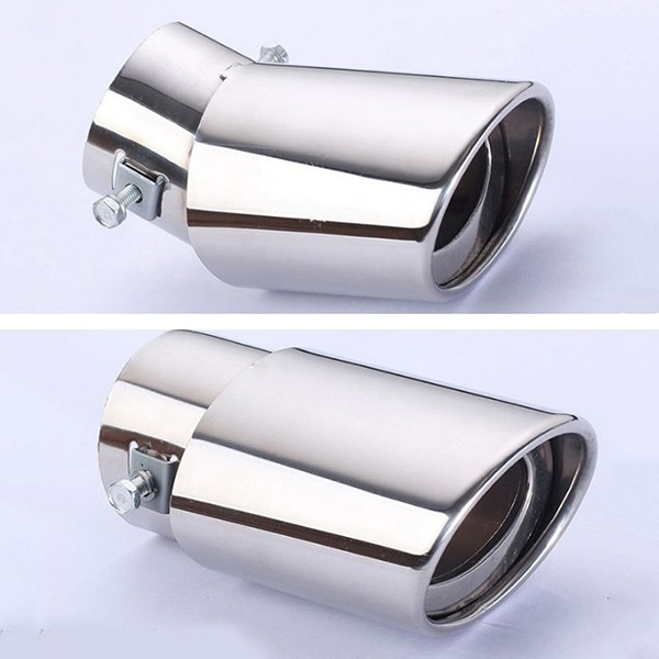 Chụp ống xả xe ô tô dạng cong được lắp đặt trên xe, mang lại diện mạo mới mẻ và thể thao.