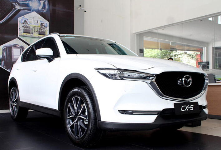 Mazda CX-5 Premium 2021 màu xanh dương đang đỗ