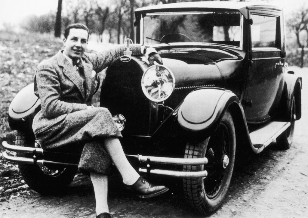 Ettore Bugatti, nhà sáng lập lừng danh của hãng xe ô tô Pháp Bugatti, bên cạnh một tác phẩm của mình.