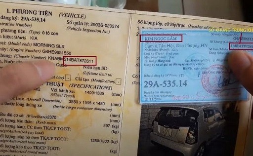 Kỹ thuật viên đang kiểm tra gầm xe ô tô cũ trên cầu nâng tại Hà Nội