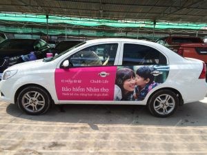Hình ảnh minh họa quy trình đăng ký quảng cáo trên xe ô tô, thể hiện sự đơn giản hóa thủ tục