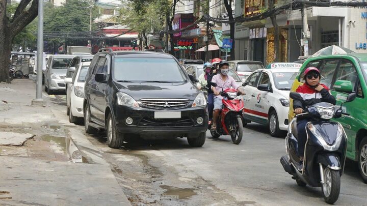 Lái xe ô tô mắc lỗi dừng đỗ sai quy định bị xử phạt hành chính