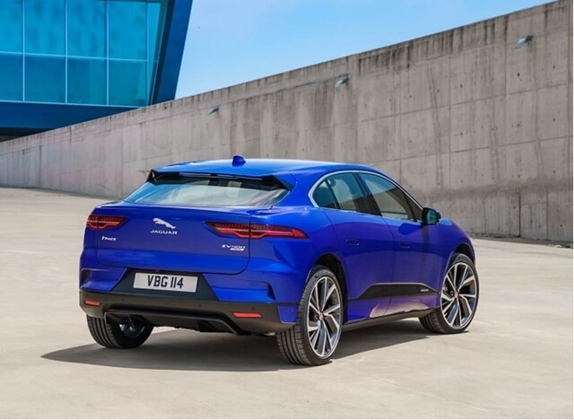 Phần đuôi xe Jaguar I-Pace, thể hiện phong cách hiện đại và khả năng vận hành linh hoạt trên nhiều địa hình.