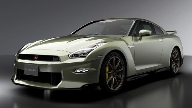 Siêu xe thể thao Nissan GT-R màu trắng đang tăng tốc, chi tiết về bảng giá xe ô tô Nissan mới nhất cho phiên bản hiệu suất cao