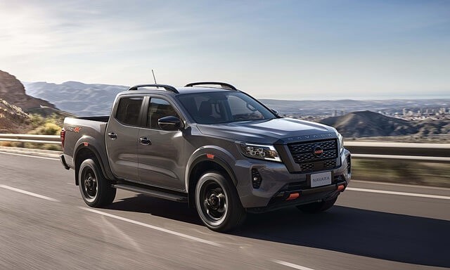 Dòng xe bán tải Nissan Navara màu vàng cam nổi bật, cập nhật trong bảng giá xe ô tô Nissan mới nhất tại Việt Nam