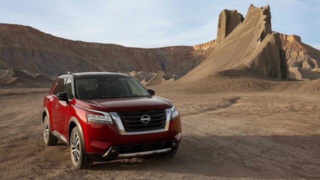 Phần đầu xe Nissan Pathfinder thế hệ thứ 5 với lưới tản nhiệt V-Motion đặc trưng, bảng giá xe ô tô Nissan mới nhất cho dòng SUV này