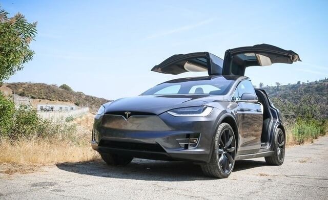 Tesla Model X màu đen, nổi bật với cửa cánh chim Falcon Wing và thiết kế độc đáo.