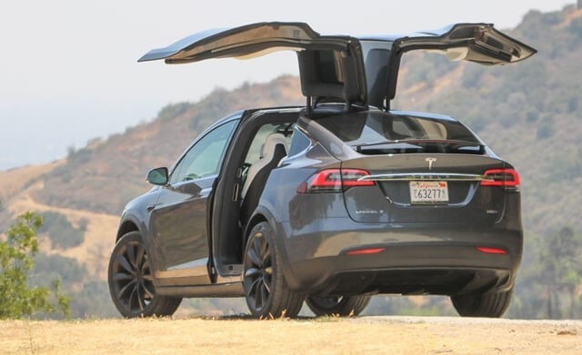 Khoang lái hiện đại của Tesla Model X, với màn hình lớn và công nghệ điều khiển tiên tiến.